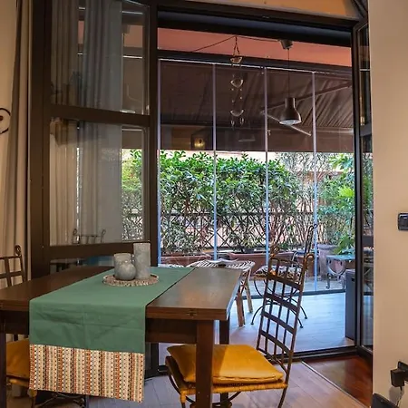 Greengardensuite, Station Apartment