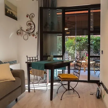 Apartment Greengardensuite, Station *
