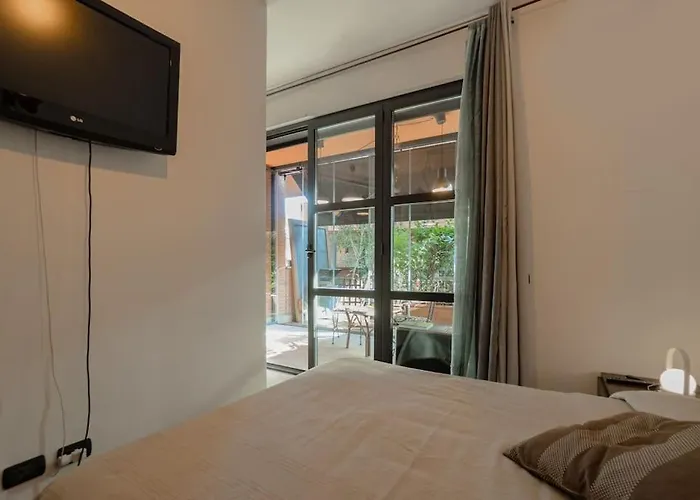 Greengardensuite, Station Apartment *