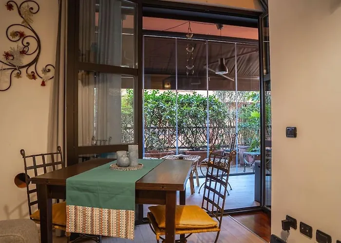 Greengardensuite, Station Apartment