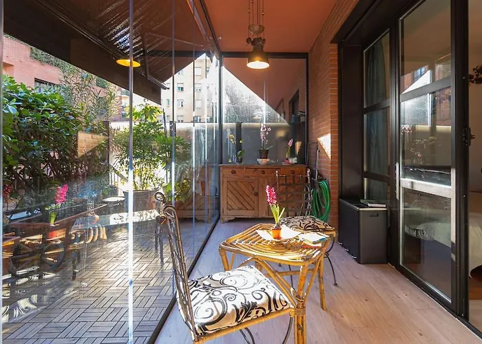 Greengardensuite, Station Apartment *
